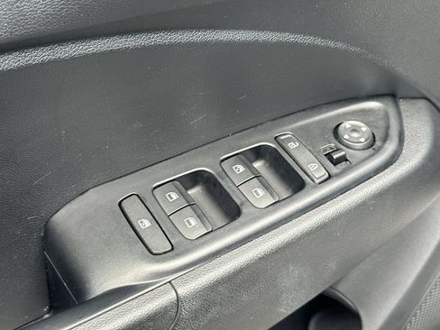 Used 2025 Hyundai Venue SEL FWD image 15
