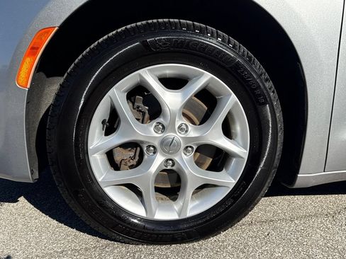 Used 2017 Chrysler Pacifica Touring-L w/ Tire & Wheel Group FWD image 48
