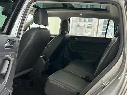 Used 2024 Volkswagen Tiguan SE w/ Panoramic Sunroof Package image 21