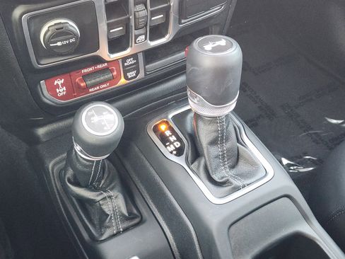 Used 2024 Jeep Wrangler Unlimited Rubicon image 25