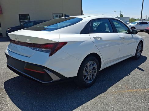 Used 2024 Hyundai Elantra SEL FWD image 5