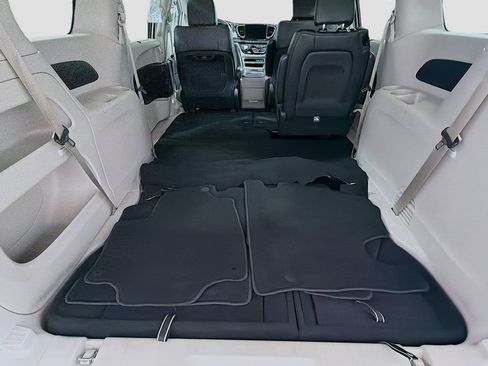 Used 2024 Chrysler Pacifica Touring-L FWD image 26