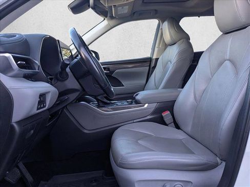 Used 2021 Toyota Highlander Limited image 19