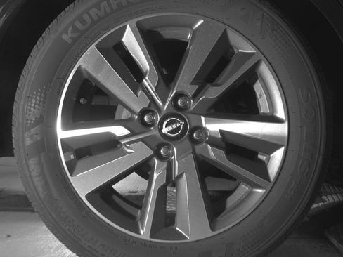 Used 2025 Nissan Versa SV image 15