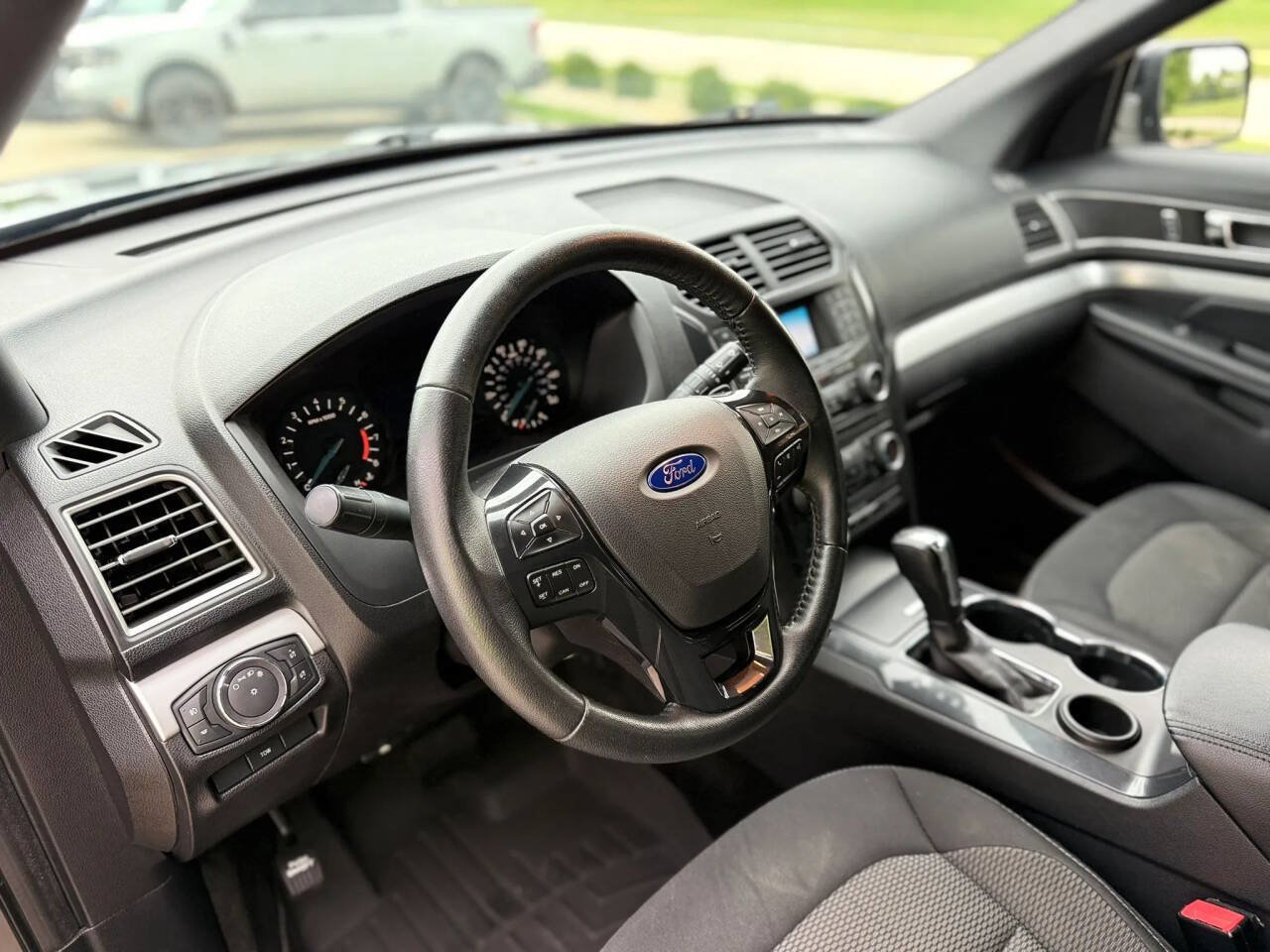 Used 2017 Ford Explorer XLT FWD image 11