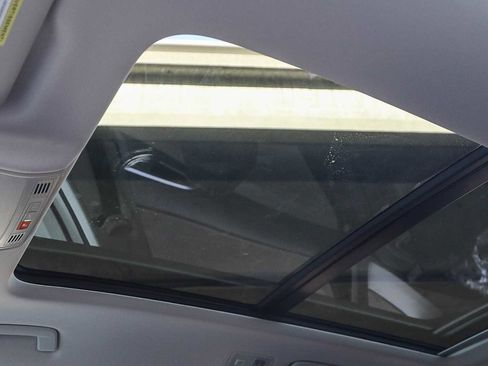 New 2025 Volkswagen Taos SE w/ Panoramic Sunroof Package image 18