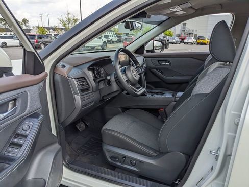 Used 2023 Nissan Rogue SV image 18