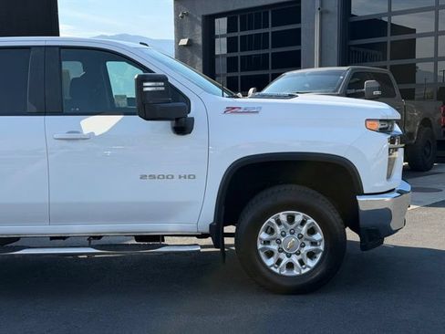 Used 2023 Chevrolet Silverado 2500 LT AWD/4WD image 3