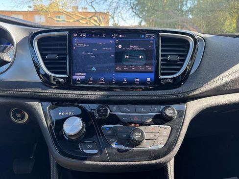 Used 2025 Chrysler Pacifica Limited FWD image 20