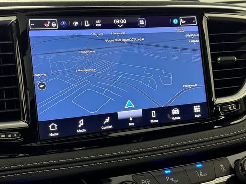 Used 2023 Chrysler Pacifica Limited w/ Uconnect Theater Family Group image 17