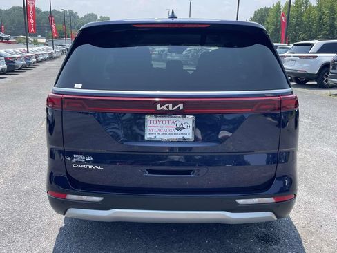 Used 2023 Kia Carnival LX FWD image 3