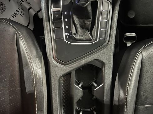 Used 2018 Volkswagen Tiguan SE w/ Panoramic Sunroof Package FWD image 23