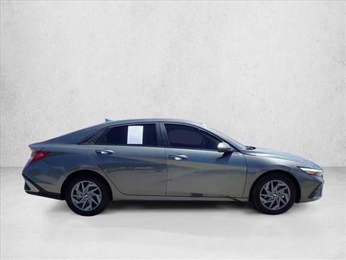Used 2025 Hyundai Elantra Hybrid FWD image 5