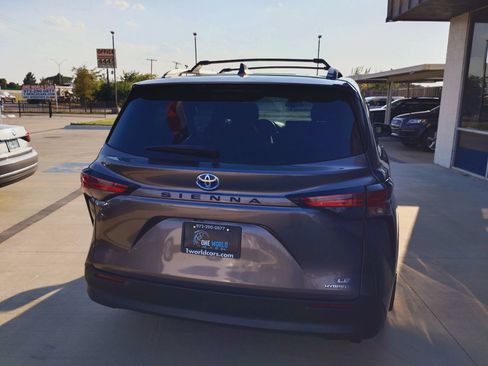 Used 2021 Toyota Sienna LE FWD image 7