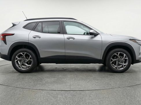 Used 2025 Chevrolet Trax LT FWD image 11