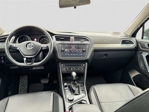 Used 2020 Volkswagen Tiguan SE w/ Panoramic Sunroof Package image 17