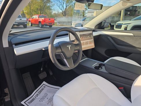 Used 2024 Tesla Model Y Long Range image 3