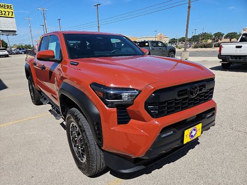 Certified 2025 Toyota Tacoma TRD Off-Road AWD/4WD image 4