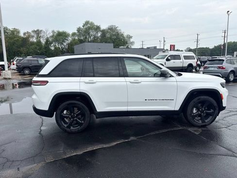 Used 2023 Jeep Grand Cherokee Limited w/ Black Appearance Package AWD/4WD image 11