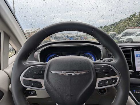 Used 2023 Chrysler Pacifica Touring-L FWD image 24