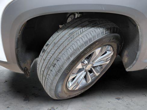 Used 2026 Chevrolet Equinox LT AWD/4WD image 19