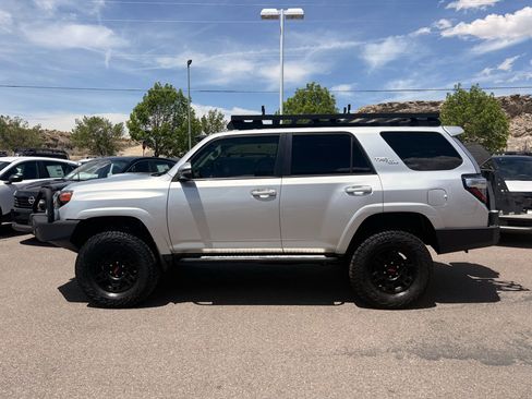 Used 2018 Toyota 4Runner TRD Off-Road Premium AWD/4WD image 2