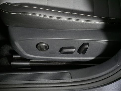 Used 2025 Volkswagen Jetta SE FWD image 20