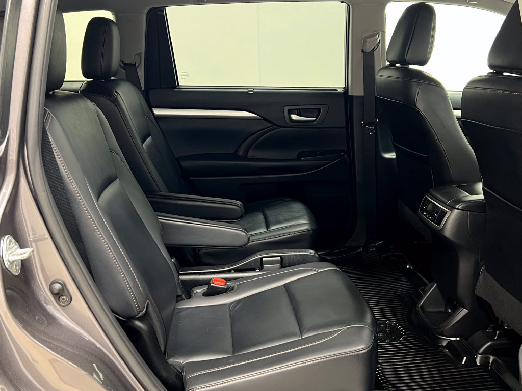 Used 2019 Toyota Highlander XLE AWD/4WD image 34
