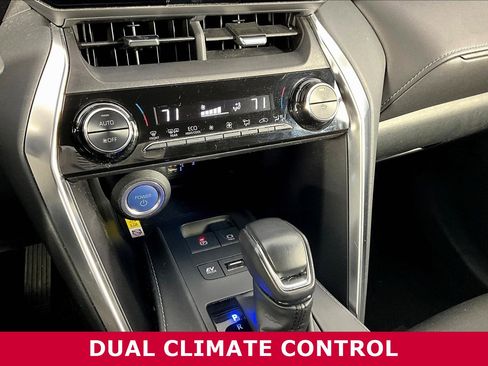 Used 2022 Toyota Venza LE AWD/4WD image 15