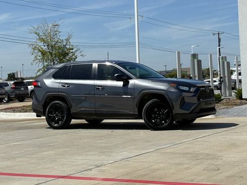Used 2022 Toyota RAV4 LE FWD image 5