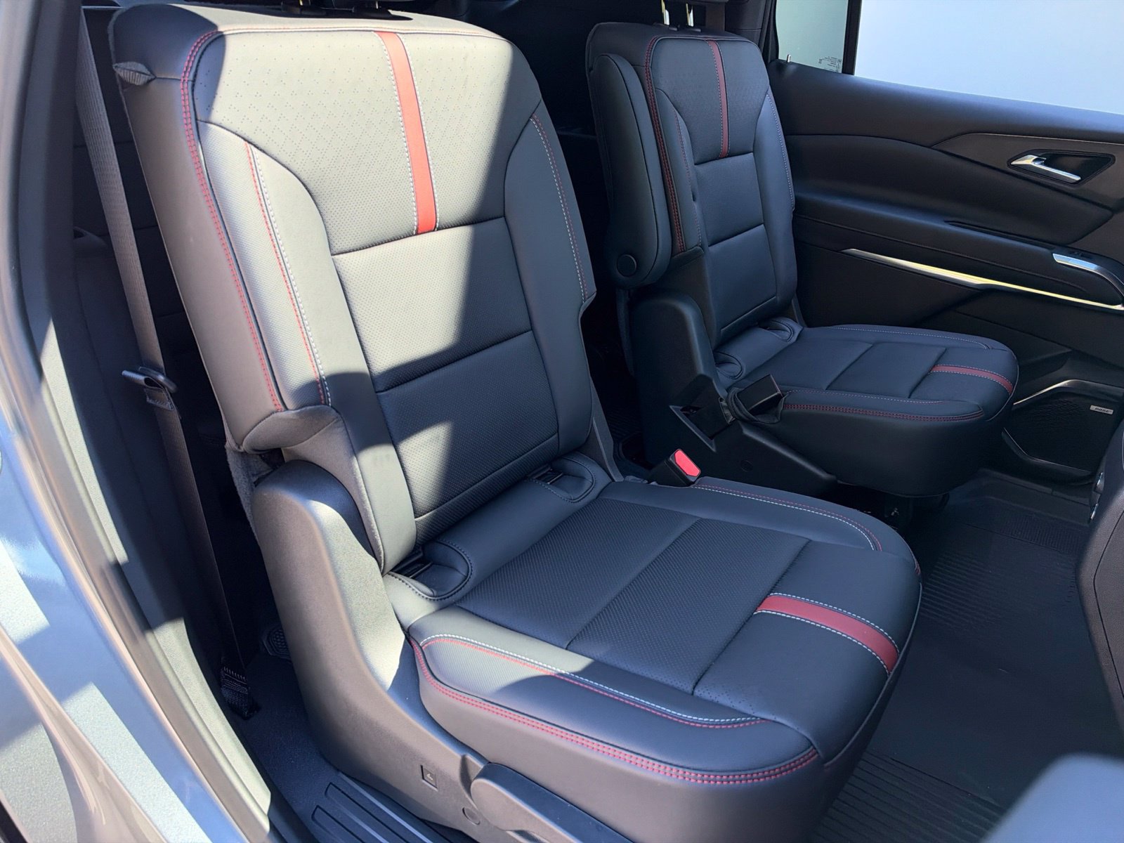 Used 2026 Chevrolet Traverse RS FWD image 39