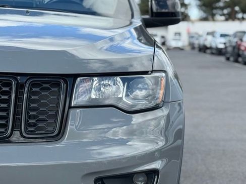 Used 2019 Jeep Grand Cherokee Laredo AWD/4WD image 7
