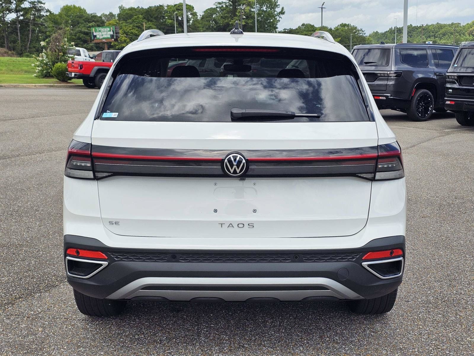 Used 2025 Volkswagen Taos SE FWD image 10