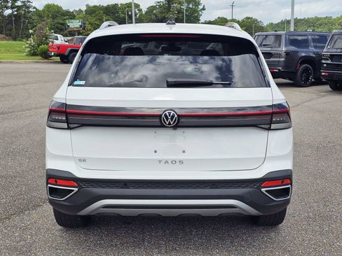 Used 2025 Volkswagen Taos SE FWD image 10