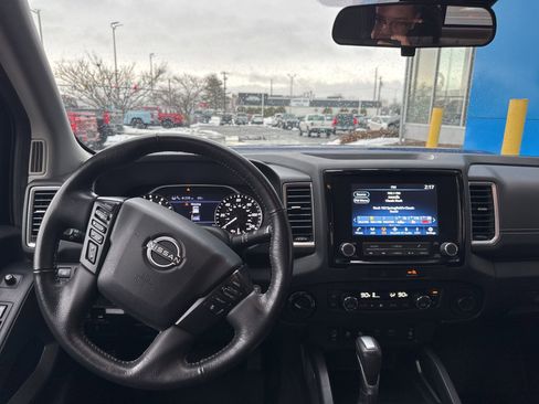 Used 2022 Nissan Frontier SV image 2
