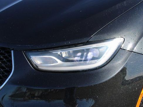 Used 2022 Chrysler Pacifica Touring-L image 10