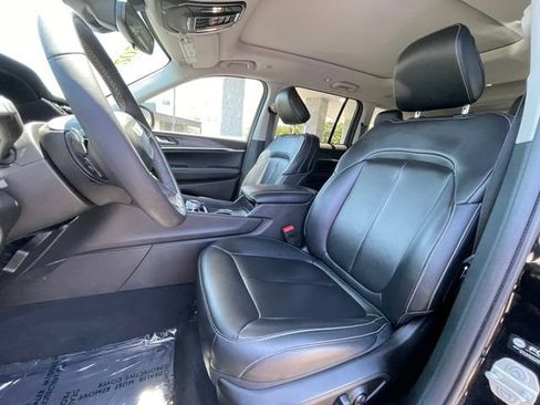 Used 2023 Jeep Grand Cherokee Limited w/ Black Appearance Package AWD/4WD image 12