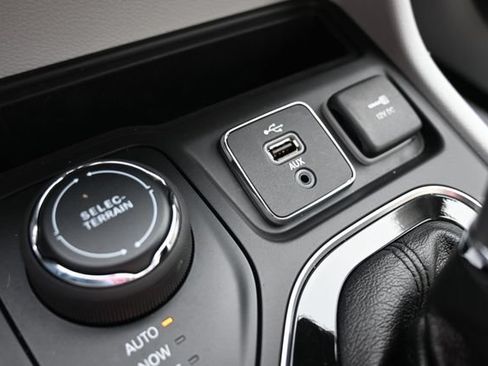 Used 2019 Jeep Cherokee Limited AWD/4WD image 30