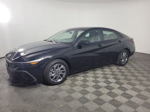 Used 2024 Hyundai Elantra SEL image 2