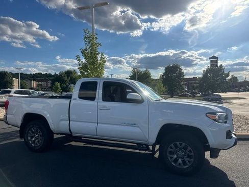Used 2017 Toyota Tacoma SR5 AWD/4WD image 2