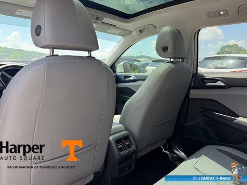 Used 2023 Volkswagen Taos SE w/ Panoramic Sunroof Package FWD image 11