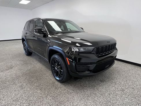 Used 2024 Jeep Grand Cherokee Altitude image 17