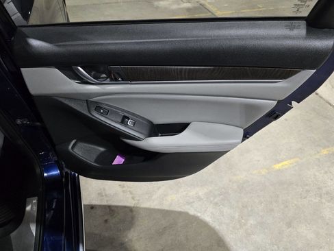 Used 2018 Honda Accord Touring image 32