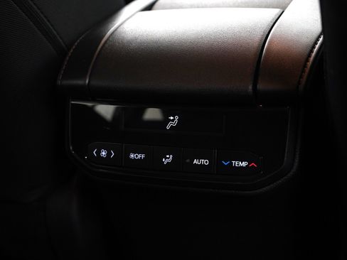 Used 2024 Toyota Highlander LE image 17