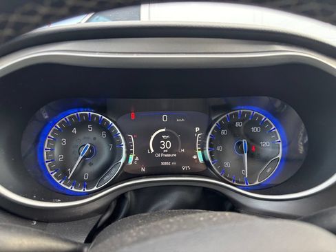 Used 2024 Chrysler Pacifica Touring-L FWD image 14