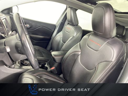 Used 2020 Jeep Cherokee Trailhawk image 19