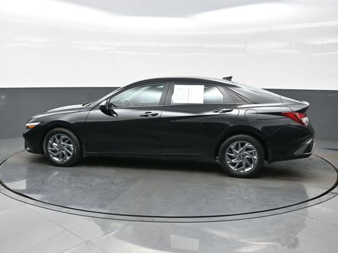 Used 2024 Hyundai Elantra SEL FWD image 3