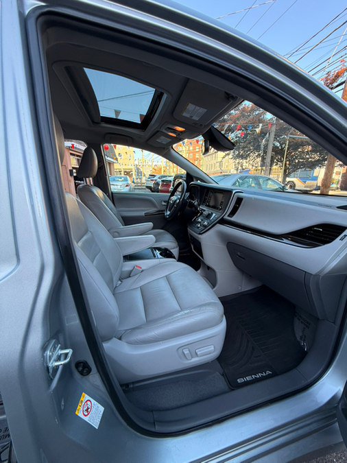 Used 2019 Toyota Sienna XLE FWD image 11