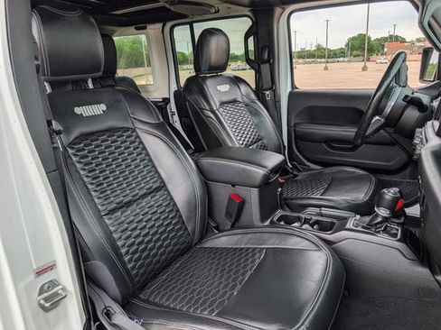 Used 2019 Jeep Wrangler Unlimited Sahara image 24