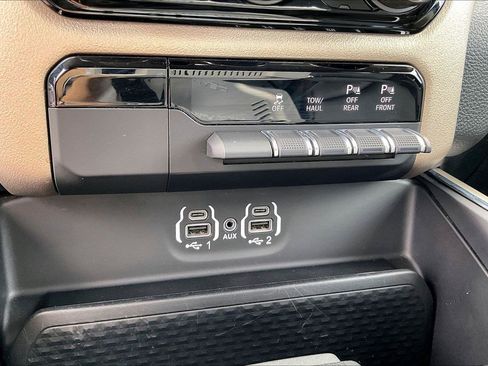 Used 2022 RAM 1500 Laramie AWD/4WD image 36